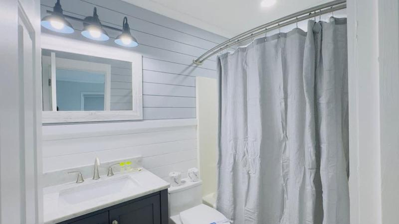 Bright & airy 2BR 2BA beach retreat A - image 20