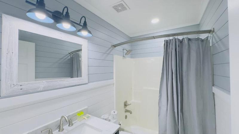 Bright & airy 2BR 2BA beach retreat A - image 24