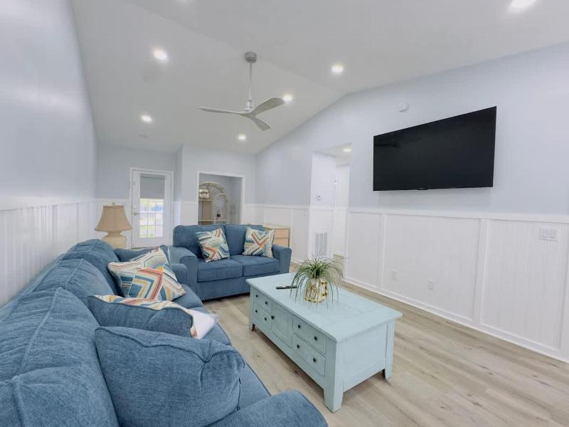 Bright & cozy 2BR 2BA beach retreat A - image 7