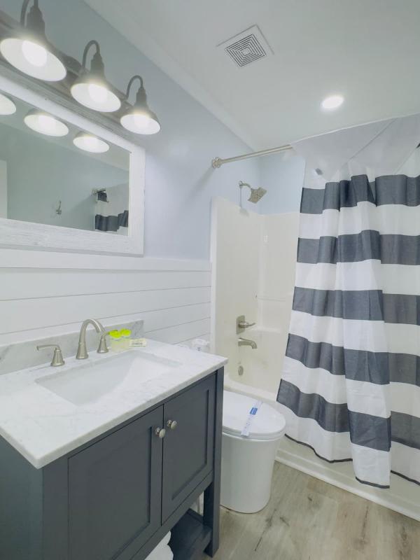 Bright & cozy 2BR 2BA beach retreat A - image 6