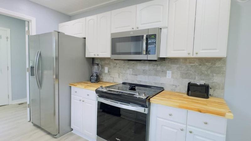 Bright 2BR 2BA retreat minutes from the ocean B - image 11