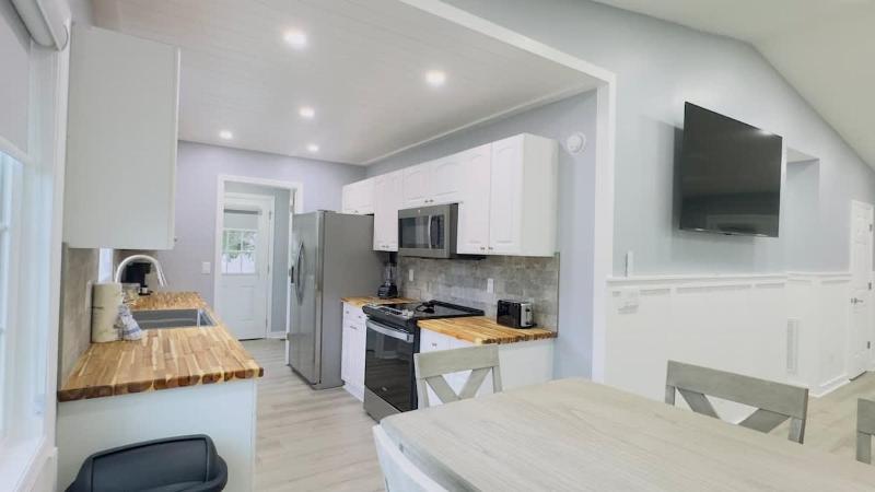 Bright 2BR 2BA retreat minutes from the ocean B - image 41