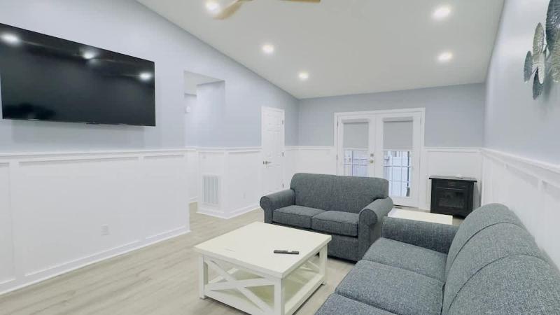 Bright 2BR 2BA retreat minutes from the ocean B - image 16