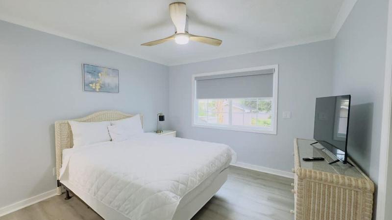 Bright 2BR 2BA retreat minutes from the ocean B - image 25