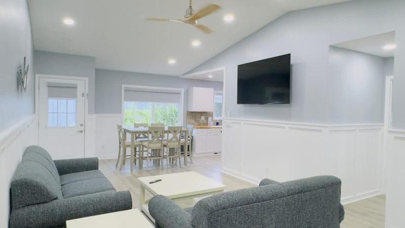 Bright 2BR 2BA retreat minutes from the ocean B - image 10