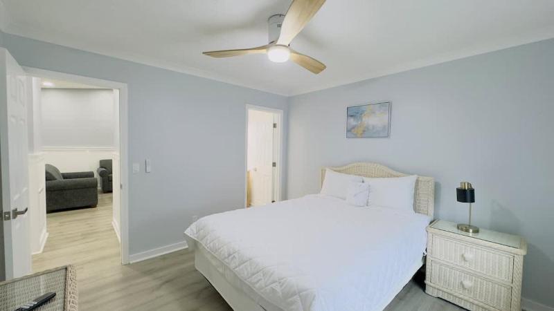 Bright 2BR 2BA retreat minutes from the ocean B - image 28