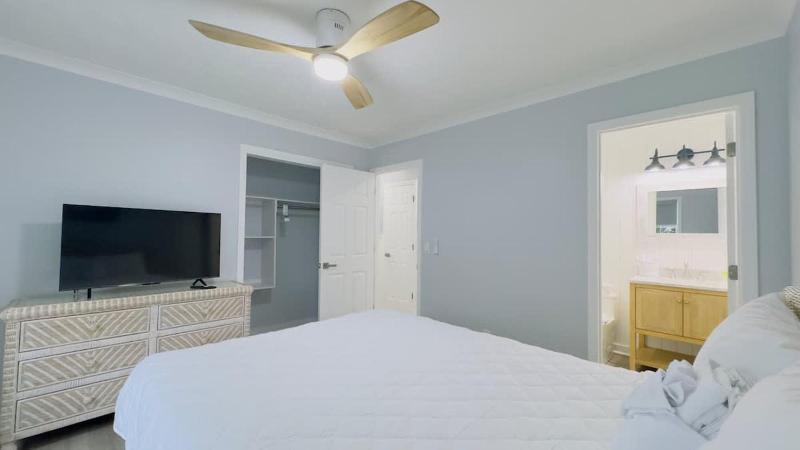 Bright 2BR 2BA retreat minutes from the ocean B - image 36