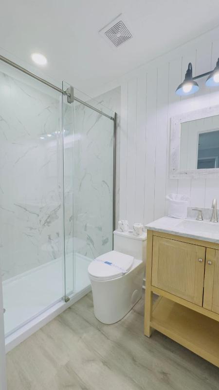 Bright 2BR 2BA retreat minutes from the ocean B - image 35