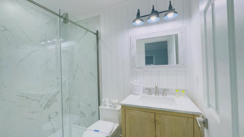 Bright 2BR 2BA retreat minutes from the ocean B - image 14
