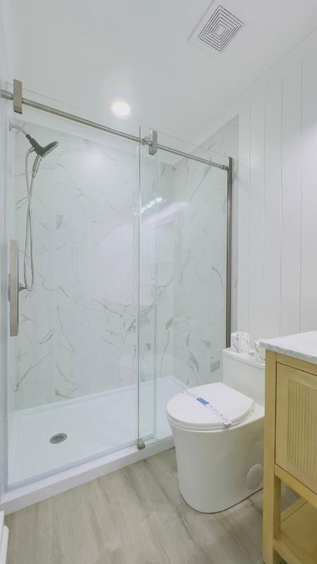 Bright 2BR 2BA retreat minutes from the ocean B - image 9