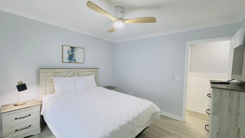 Bright 2BR 2BA retreat minutes from the ocean B - image 8
