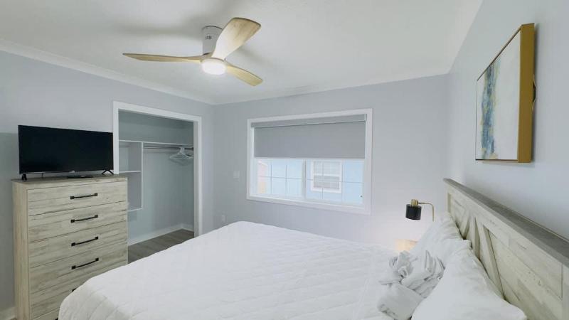 Bright 2BR 2BA retreat minutes from the ocean B - image 2
