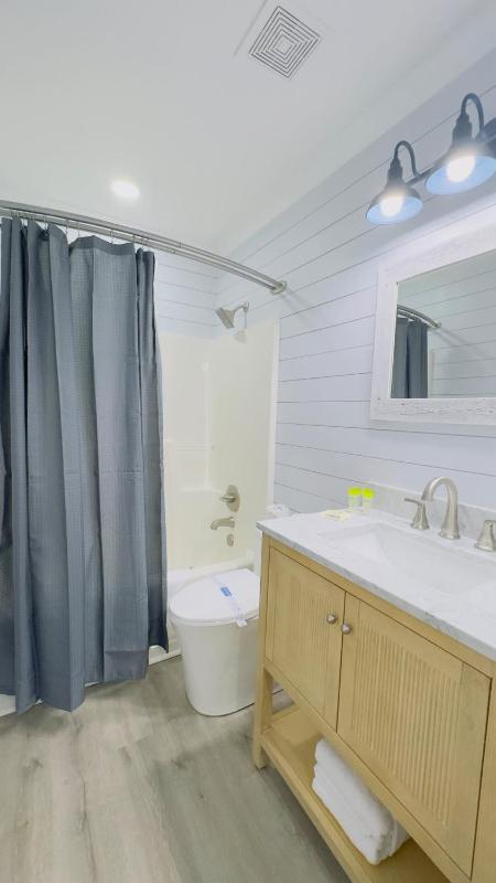 Bright 2BR 2BA retreat minutes from the ocean B - image 13