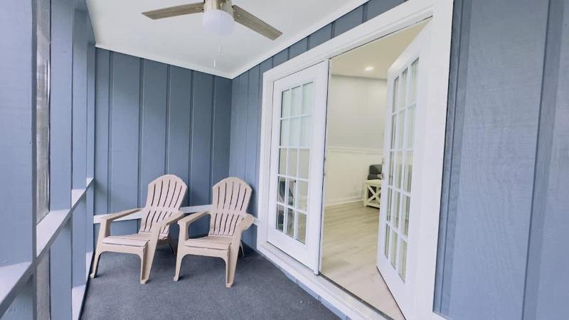 Bright 2BR 2BA retreat minutes from the ocean B - image 45