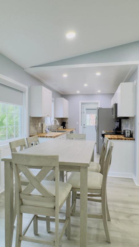 Bright 2BR 2BA retreat minutes from the ocean B - image 19