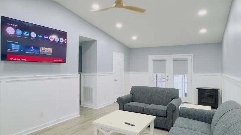 Bright 2BR 2BA retreat minutes from the ocean B - image 22