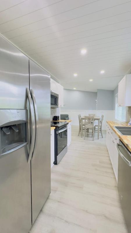 Bright 2BR 2BA retreat minutes from the ocean B - image 44