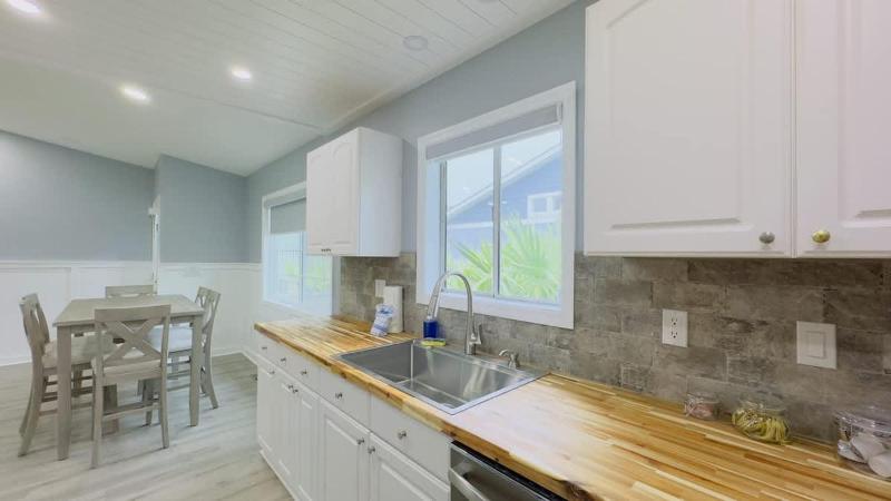 Bright 2BR 2BA retreat minutes from the ocean B - image 29