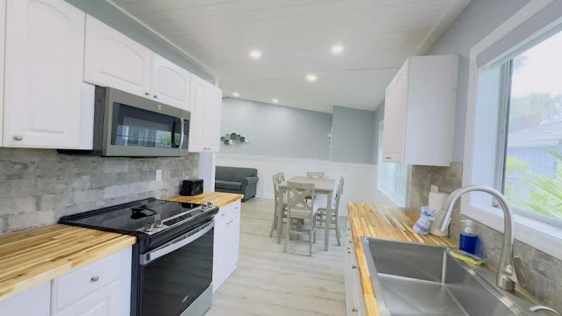 Bright 2BR 2BA retreat minutes from the ocean B - image 5