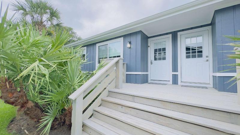Bright 2BR 2BA retreat minutes from the ocean B - image 33