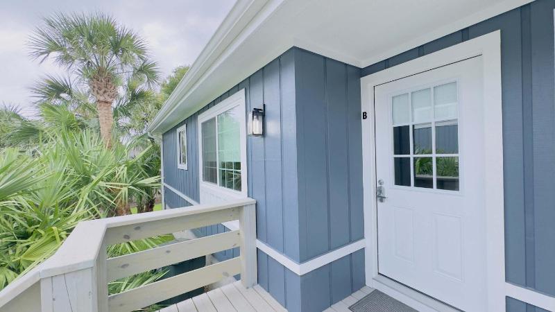 Bright 2BR 2BA retreat minutes from the ocean B - image 23
