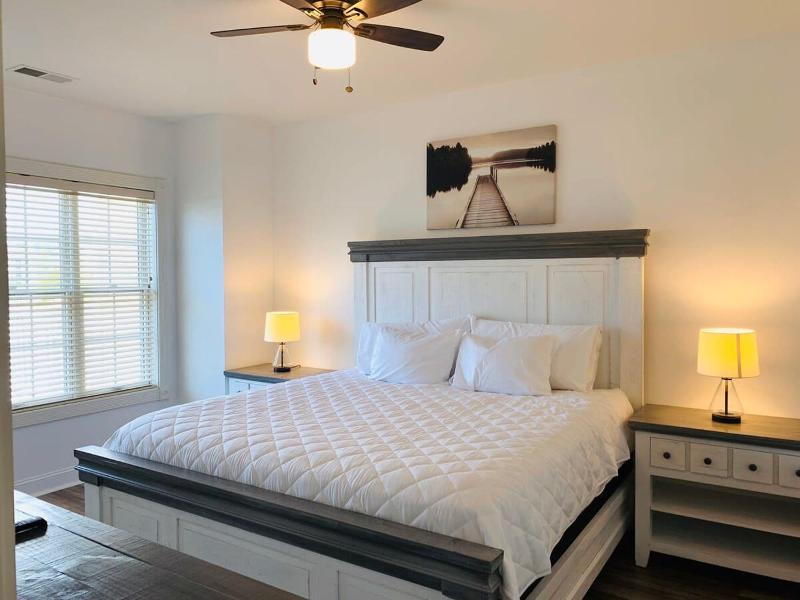Radiant and bright condo in the center of MB - image 29