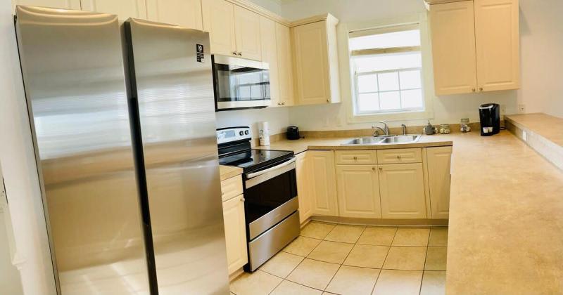 Radiant and bright condo in the center of MB - image 9