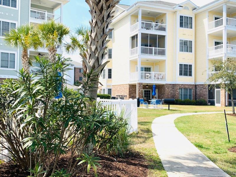 Radiant and bright condo in the center of MB - image 3