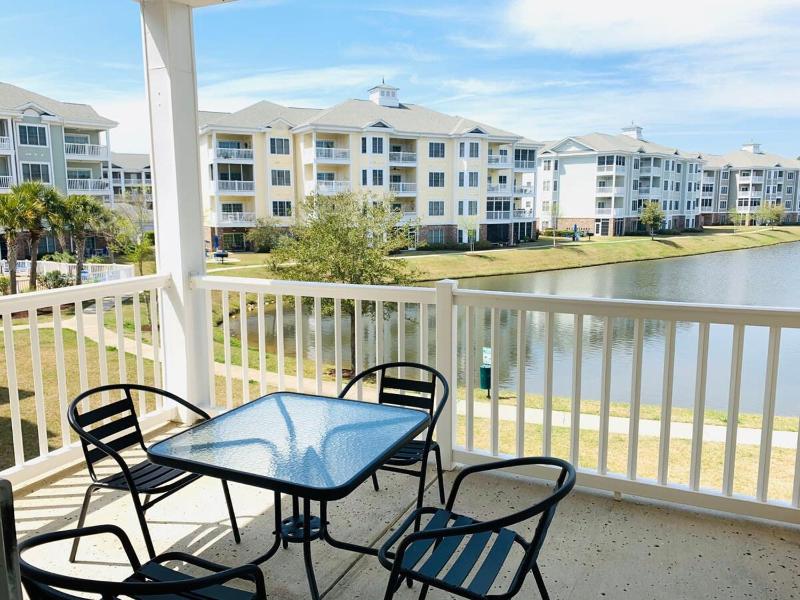 Radiant and bright condo in the center of MB - image 28