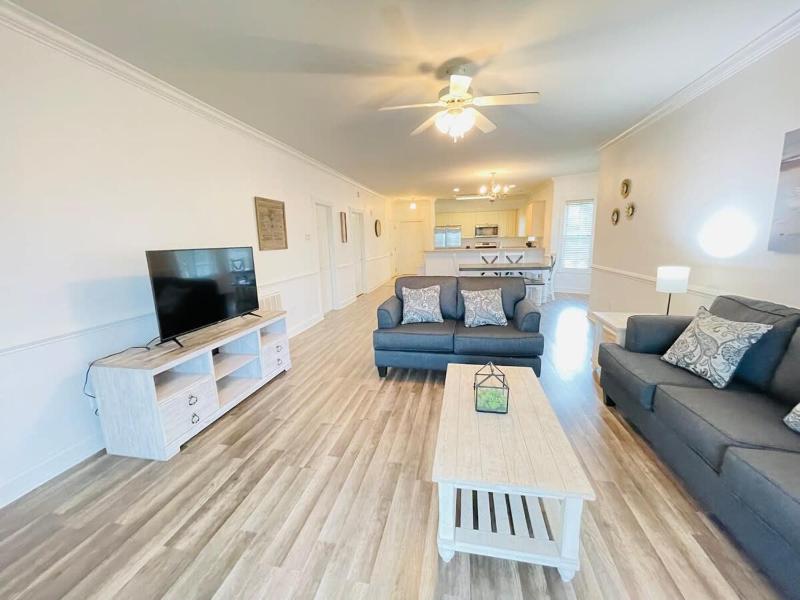 Radiant and bright condo in the center of MB - image 10