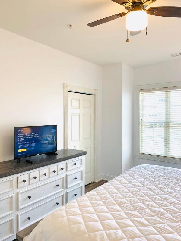 Radiant and bright condo in the center of MB - image 17
