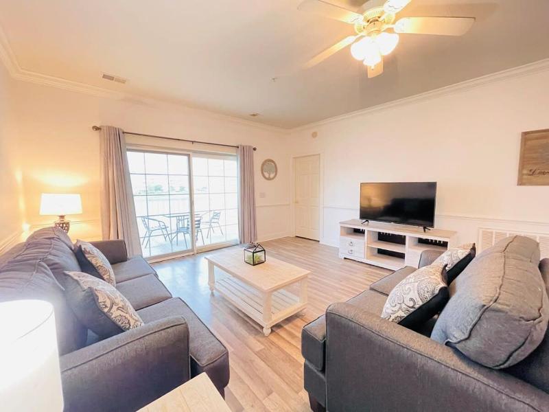 Radiant and bright condo in the center of MB - image 22