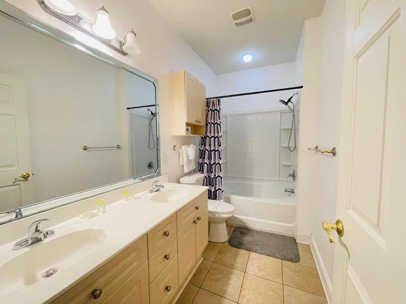 Radiant and bright condo in the center of MB - image 27