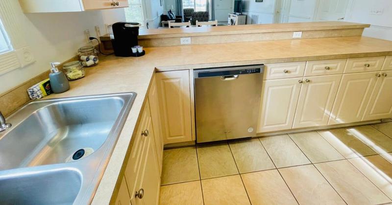 Radiant and bright condo in the center of MB - image 16