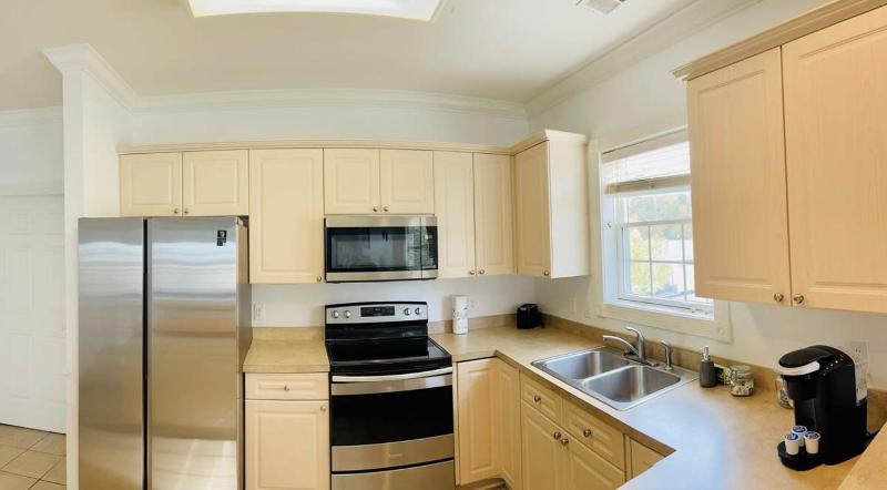 Radiant and bright condo in the center of MB - image 12