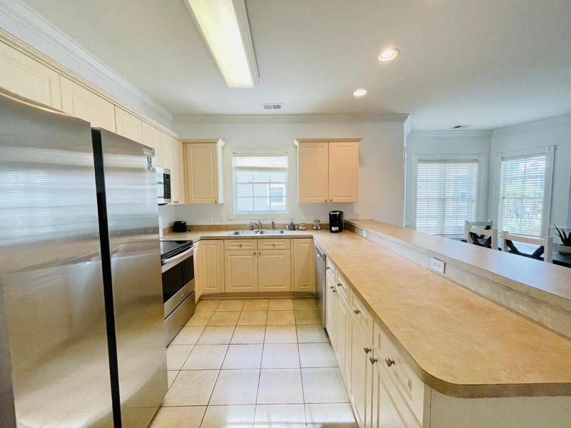 Radiant and bright condo in the center of MB - image 21
