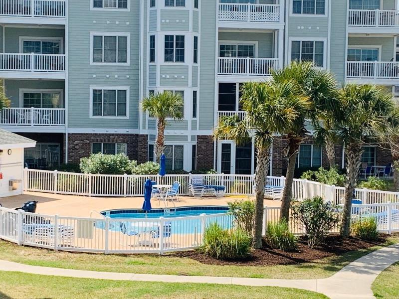 Radiant and bright condo in the center of MB - image 8
