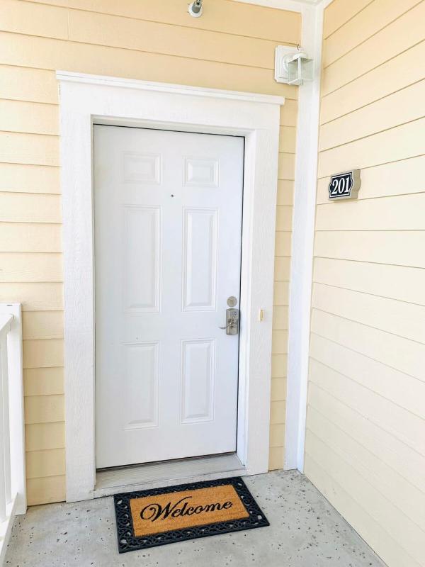 Radiant and bright condo in the center of MB - image 33