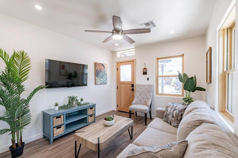 Downtown Bungalow -Duplex - EV Charger - image 1