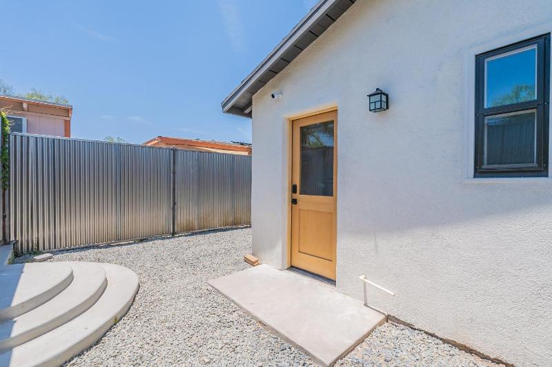 Downtown Bungalow -Duplex - EV Charger - image 37