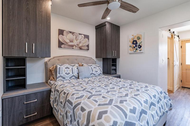 Downtown Bungalow -Duplex - EV Charger - image 9