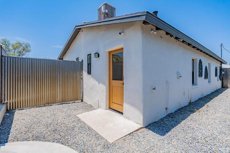 Downtown Bungalow -Duplex - EV Charger - image 45