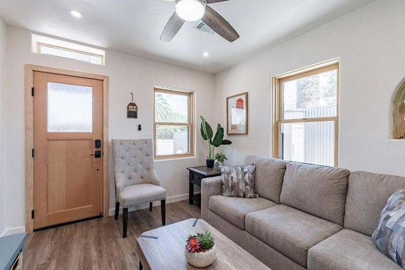 Downtown Bungalow -Duplex - EV Charger - image 3