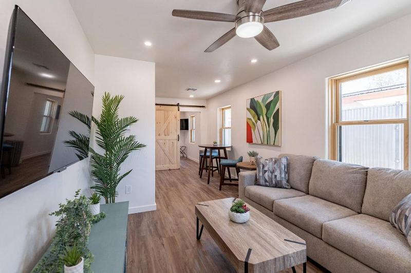 Downtown Bungalow -Duplex - EV Charger - image 12