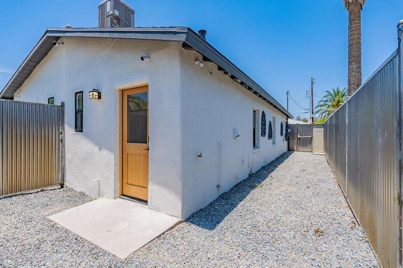 Downtown Bungalow -Duplex - EV Charger - image 21