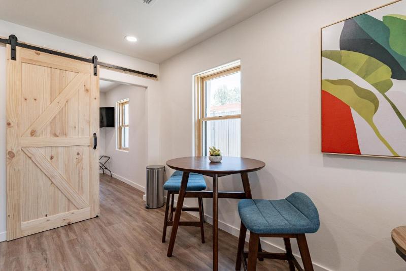 Downtown Bungalow -Duplex - EV Charger - image 15