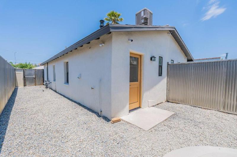 Downtown Bungalow -Duplex - EV Charger - image 10