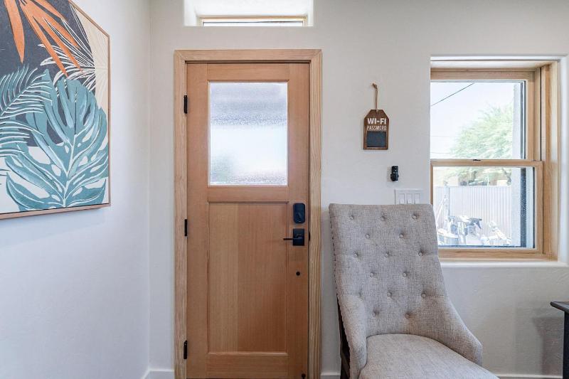 Downtown Bungalow -Duplex - EV Charger - image 6