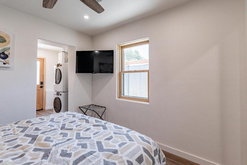 Downtown Bungalow -Duplex - EV Charger - image 19