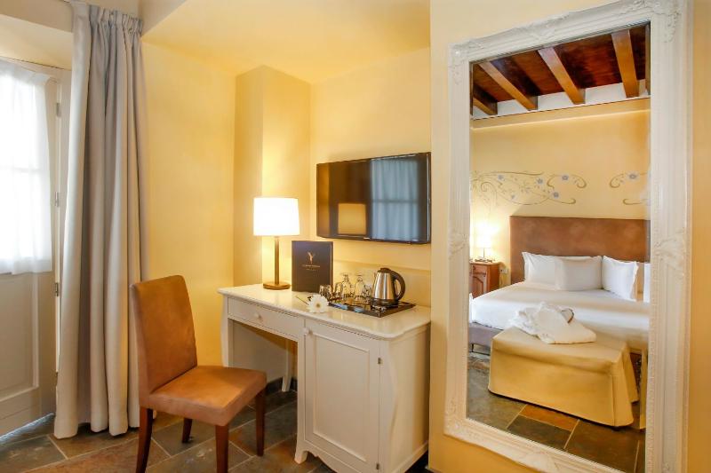 Comfort Triple Room with Garden View image 4